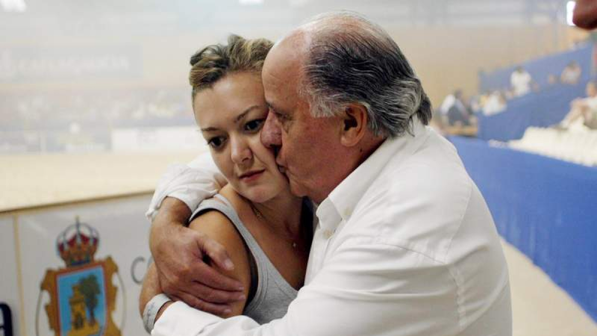 Marta, junto a su padre Amancio Ortega, tras un triunfo en un campeonato de hípica.