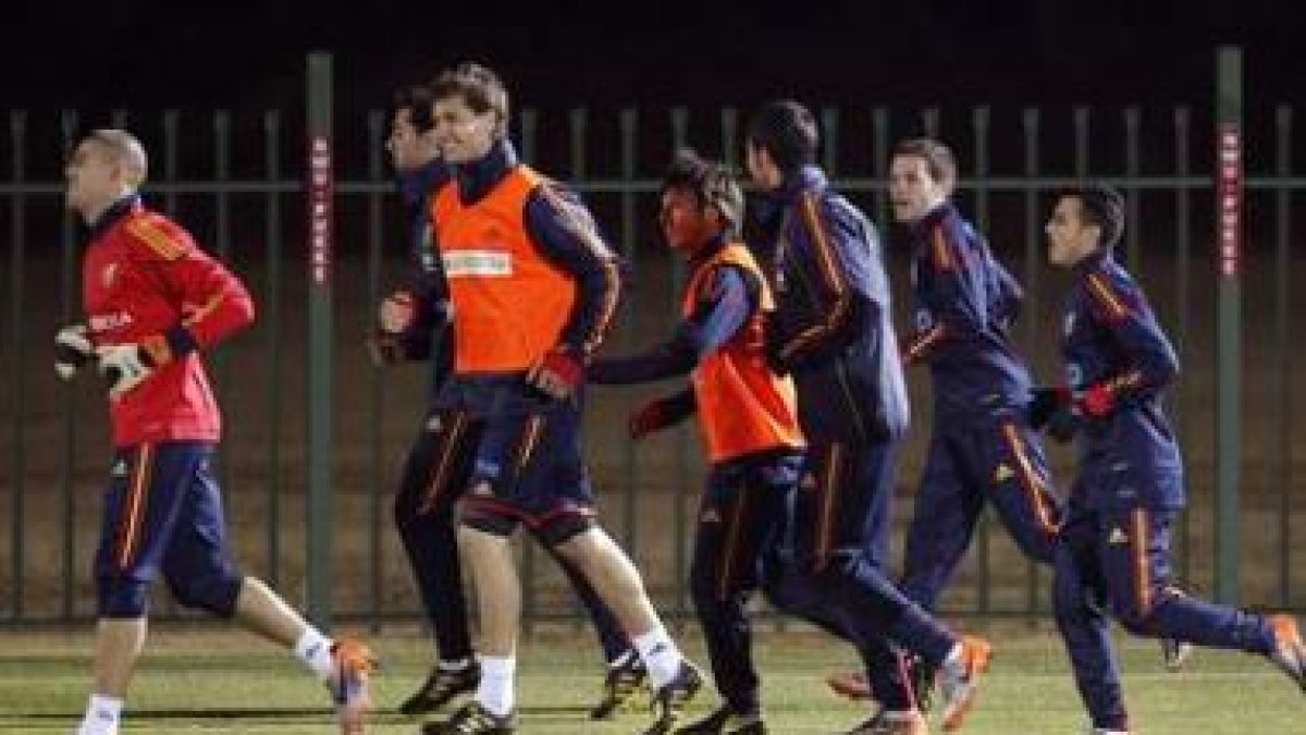 Los integrantes de la selección española, en el entrenamiento del martes. El de ayer se suspendió po