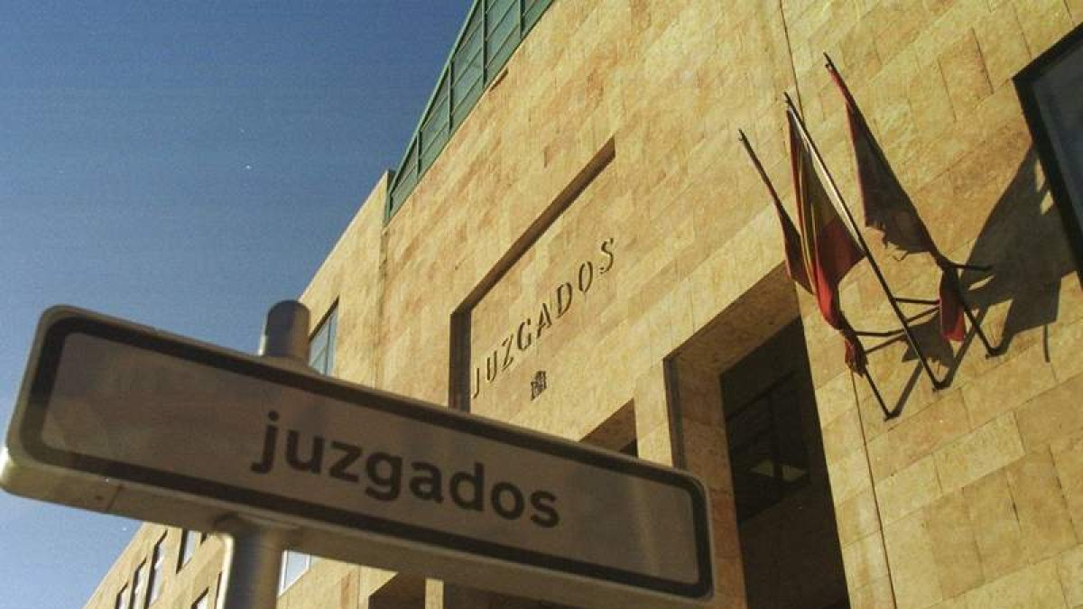 Imagen exterior de los Juzgados de León, en Sáenz de Miera. JESÚS F. SALVADORES