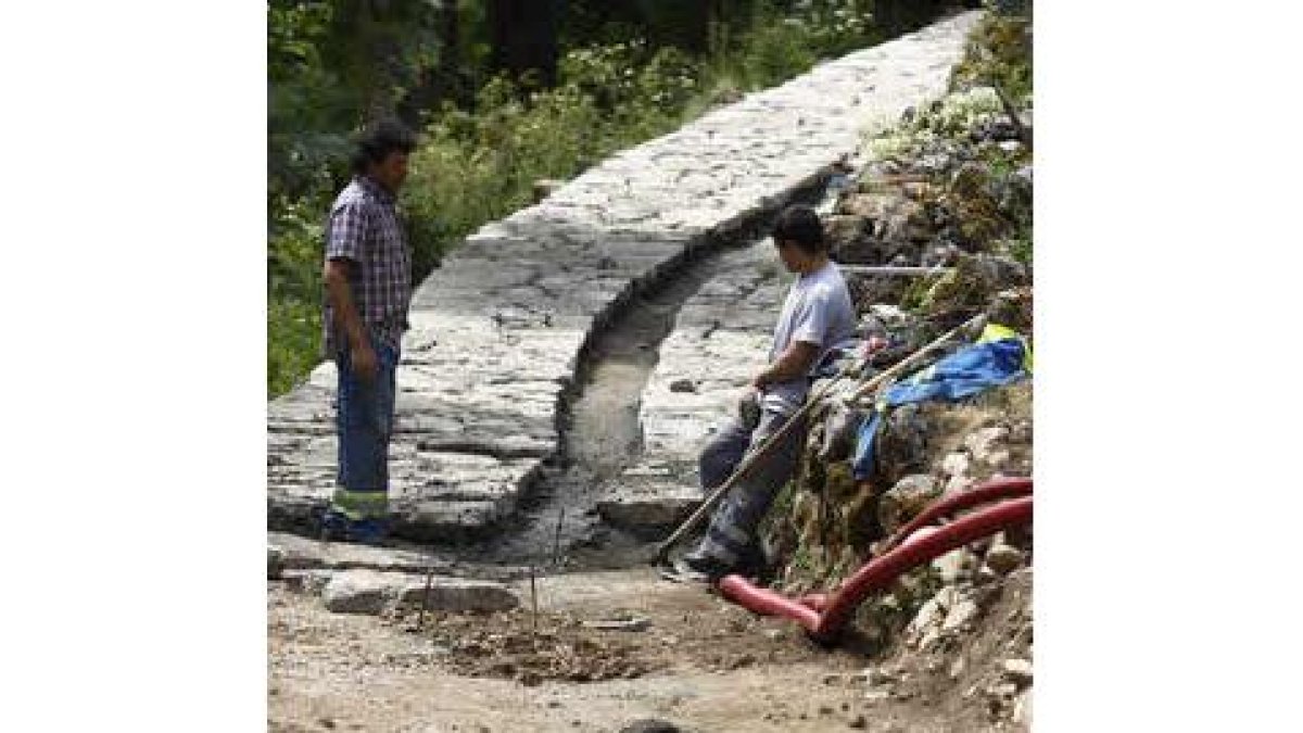Todas las calles y ramales de La Cueta se adoquinarán con piedra caliza.