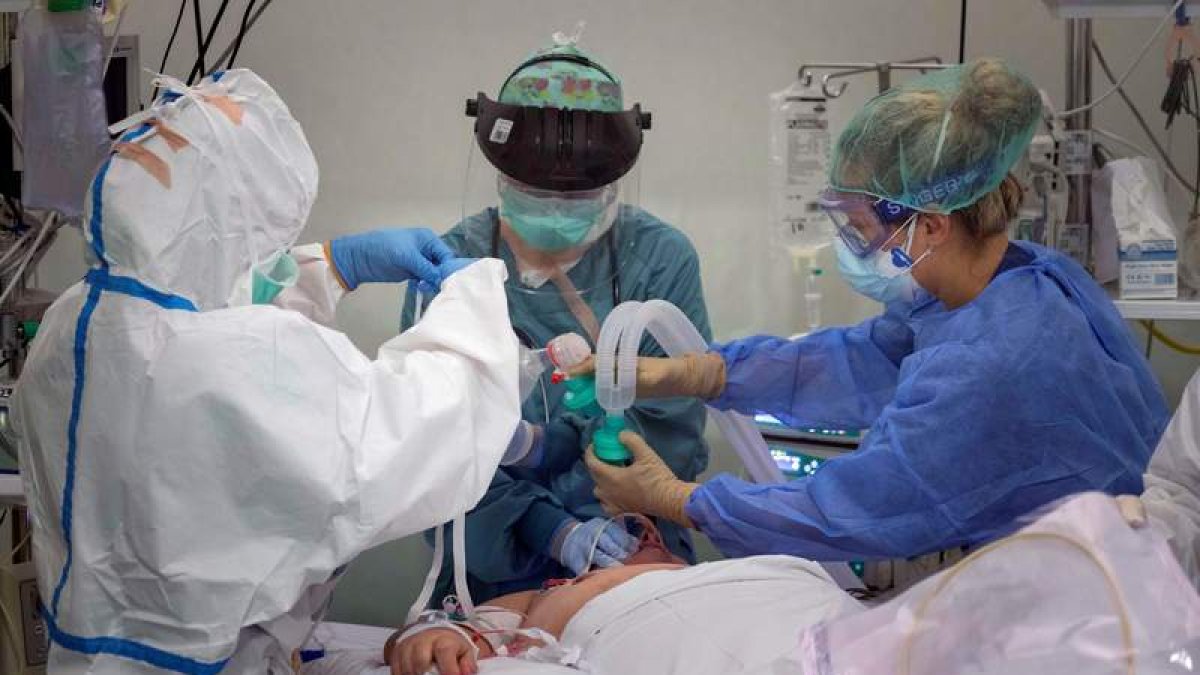 Una doctora y dos enfermeras atienden a un paciente crítico en la UCI. MARCIAL GUILLÉN