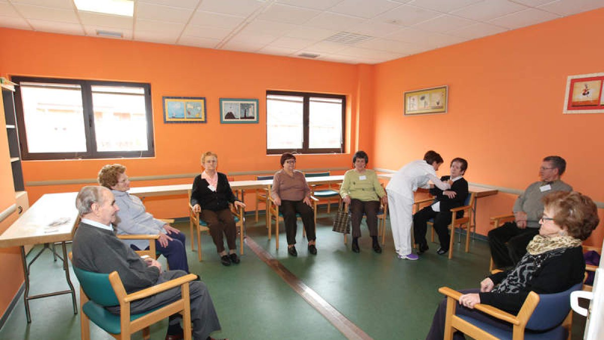 Un grupo de mayores durante uno de los talleres del Centro de Día de Trobajo.