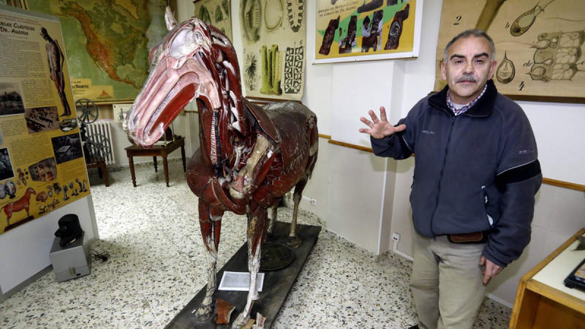Fernández Blanco con el caballo de Auzoux.