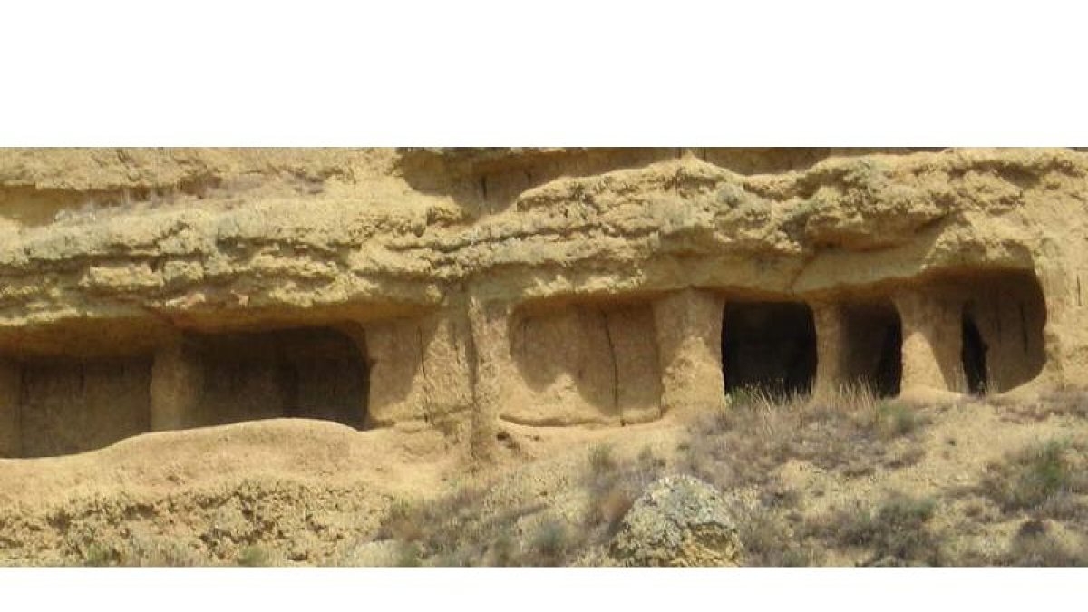 Vista exterior de las Cuevas Menudas, situadas en Villasabariego, declaradas BIC en 1985 y ahora en la Lista Roja de Hispania Nostra por su deterioro.