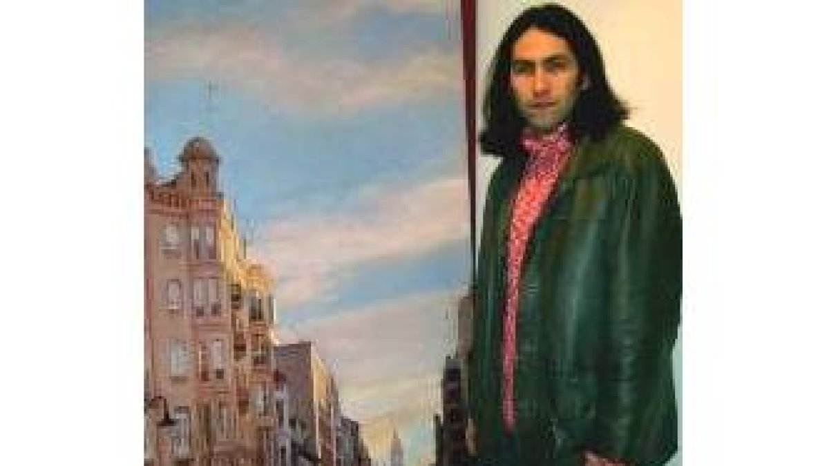 El artista Manuel Terán posa ante una de sus obras