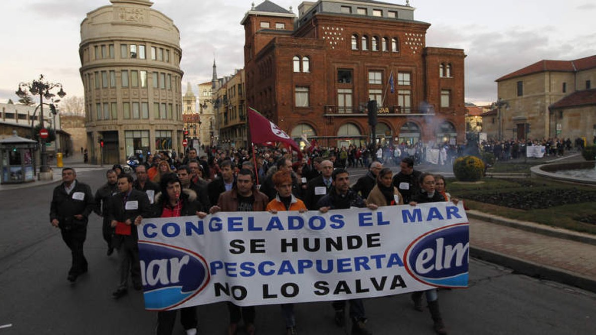 Salida de la manifestación de la plaza de Santo Domingo para iniciar su recorrido hasta Trabajo.
