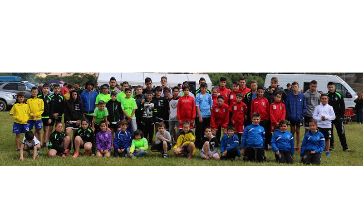 Cerca de sesenta ‘Fundamentales’ pusieron calor de luche, en Prioro, al primer corro del XXX Trofeo Diputación de Lucha de Base y XXV Trofeo de Lucha Juvenil. A. B.