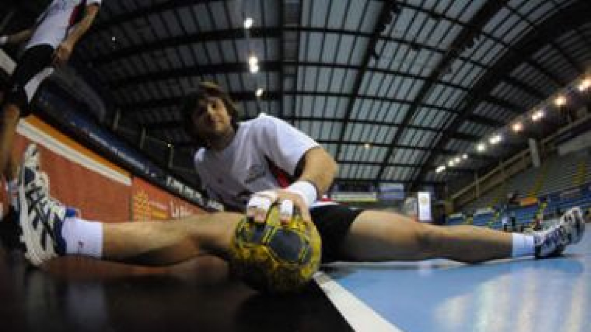 El argentino Carou, uno de los baluartes defensivos del Ademar, estira antes de una sesión de prepar
