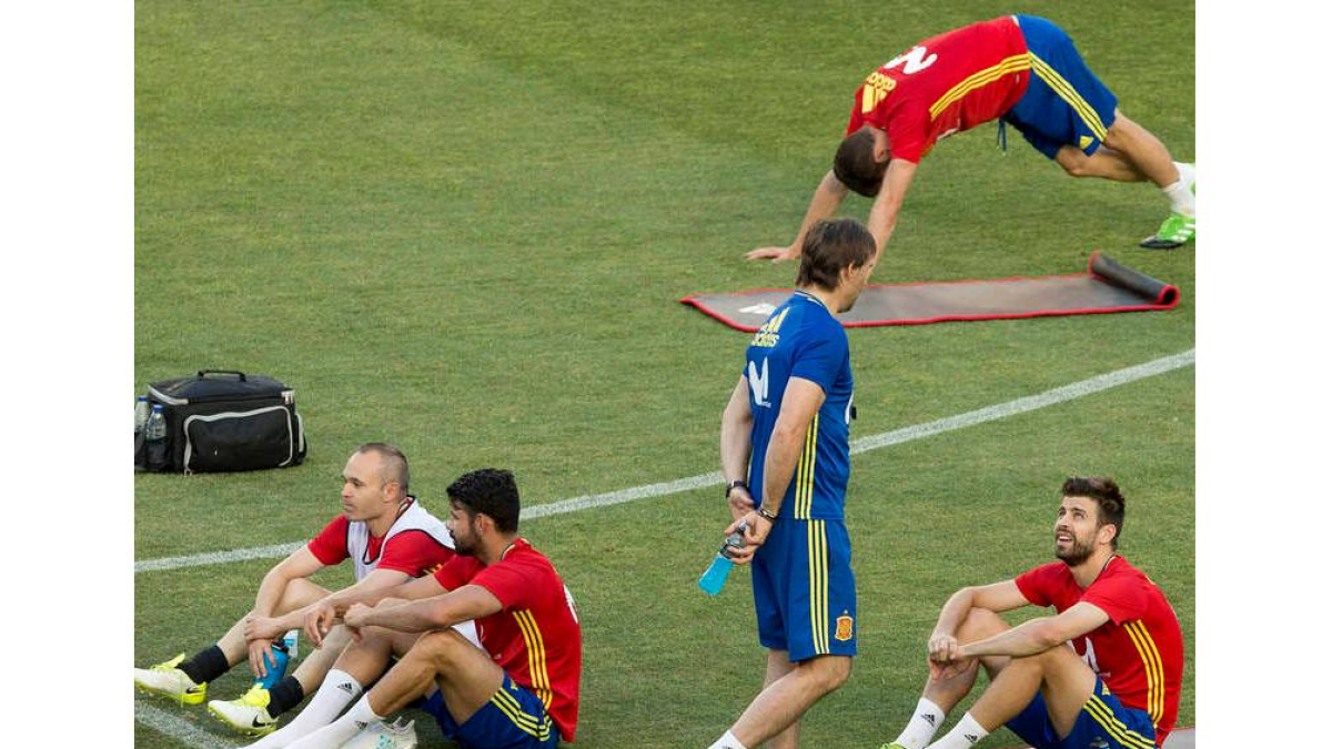 Julen Lopetegui conversa con el defensa Gerad Piqué con Costa e Iniesta al lado. MARCIAL GUILLÉN