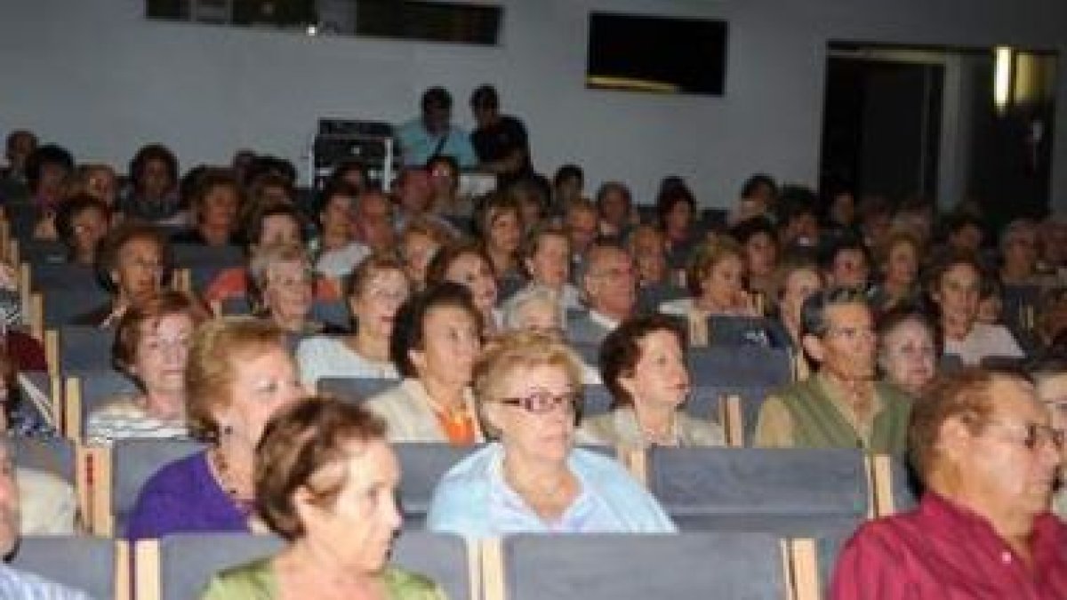 Los mayores llenaron el salón de actos para conocer los circuitos culturales.