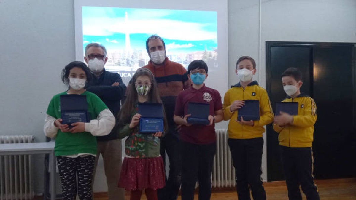 Los premiados recogieron sus trofeos el pasado fin de semana en la Biblioteca de La Virgen. DL