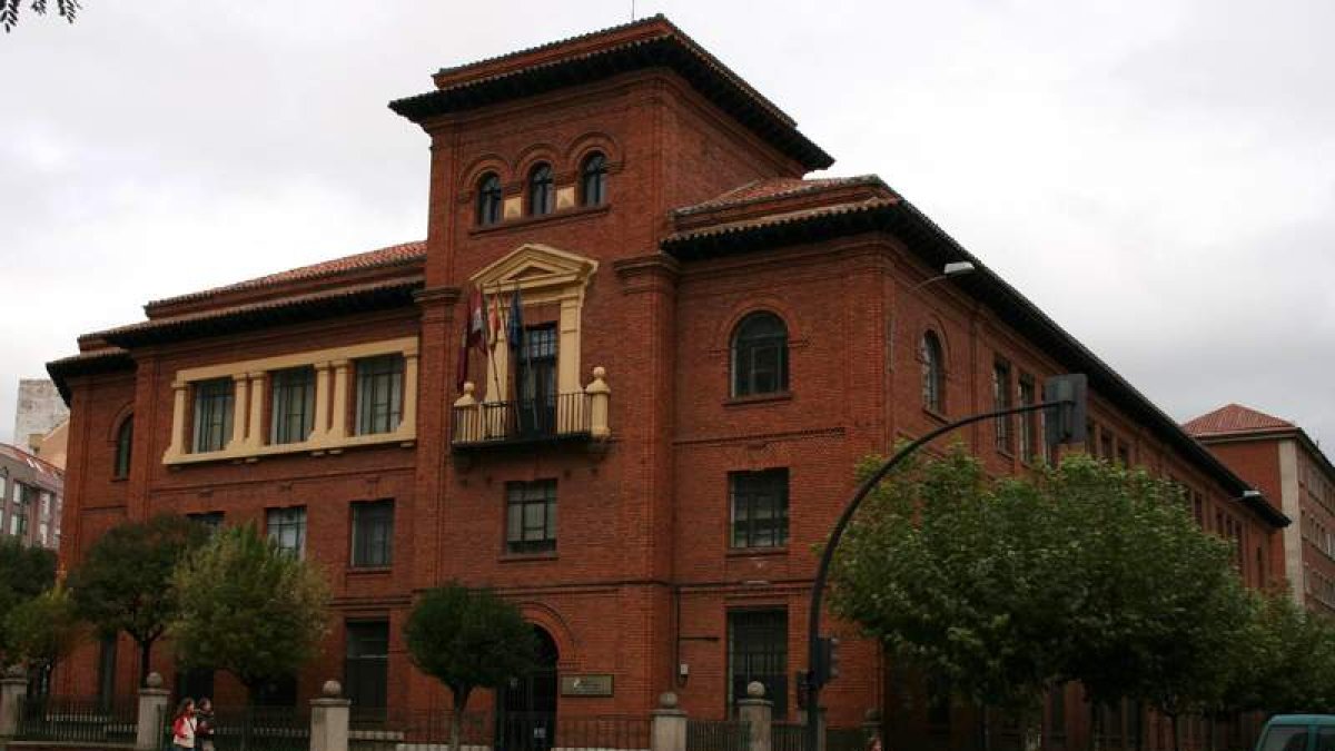 Fachada del Sánchez Albornoz. LUCÍA