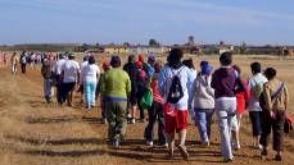 Foto de familia de las más de 70 personas que han trabajado o trabajan en Michelín