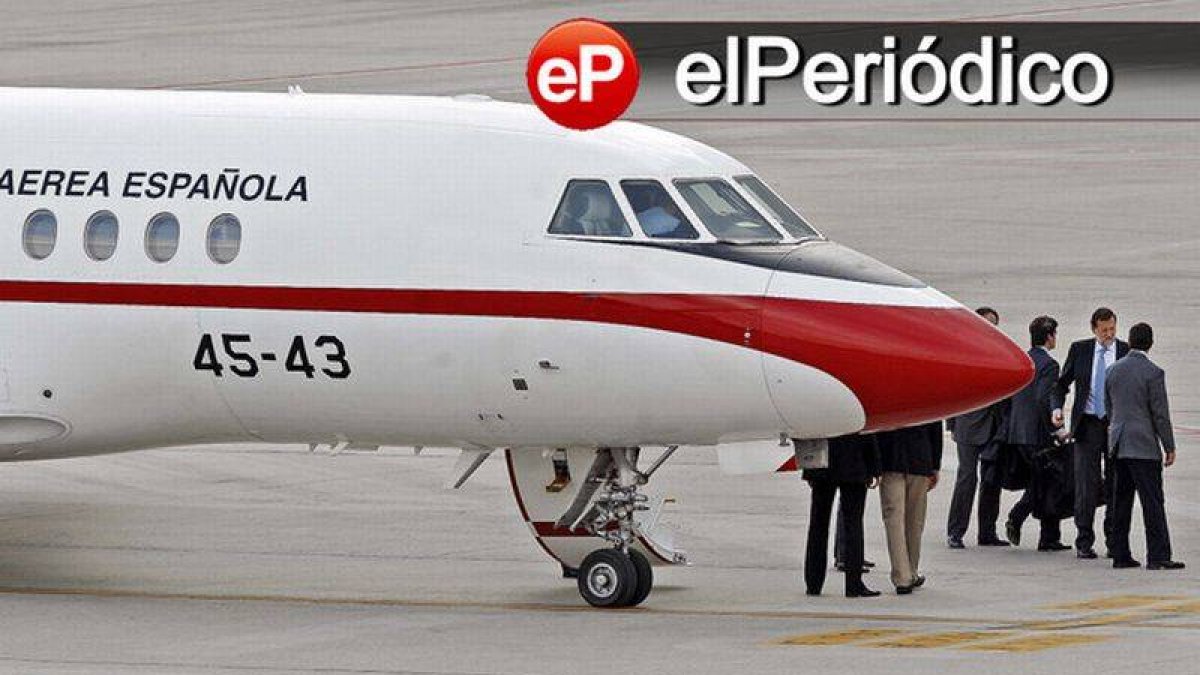 Rajoy, a su llegada al aeropuerto de Vigo a bordo del avión oficial, ayer.