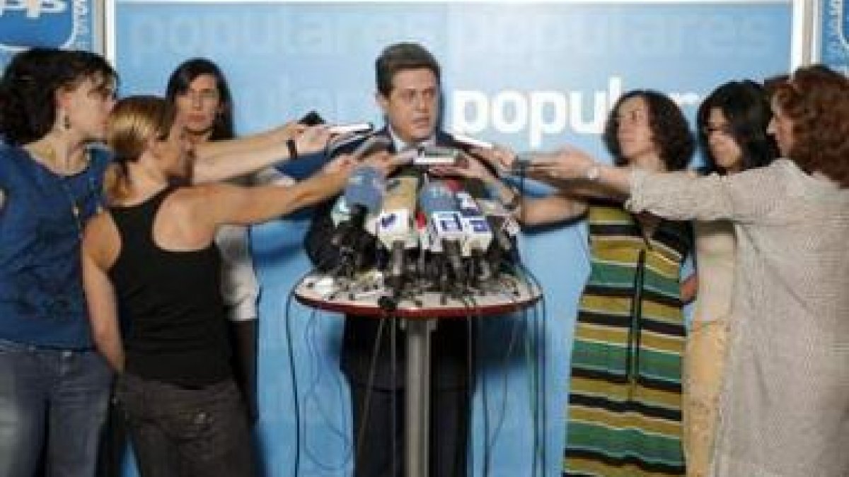 Trillo explica a los periodistas la denuncia planteada desde el Partido Popular.