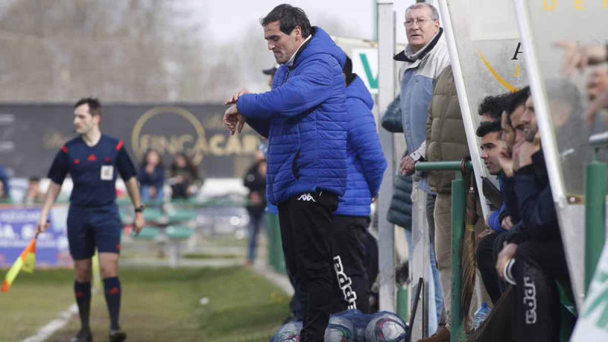 Paulino Martínez espera que sus hombres superen el ‘accidente’ sufrido en Segovia. JESÚS