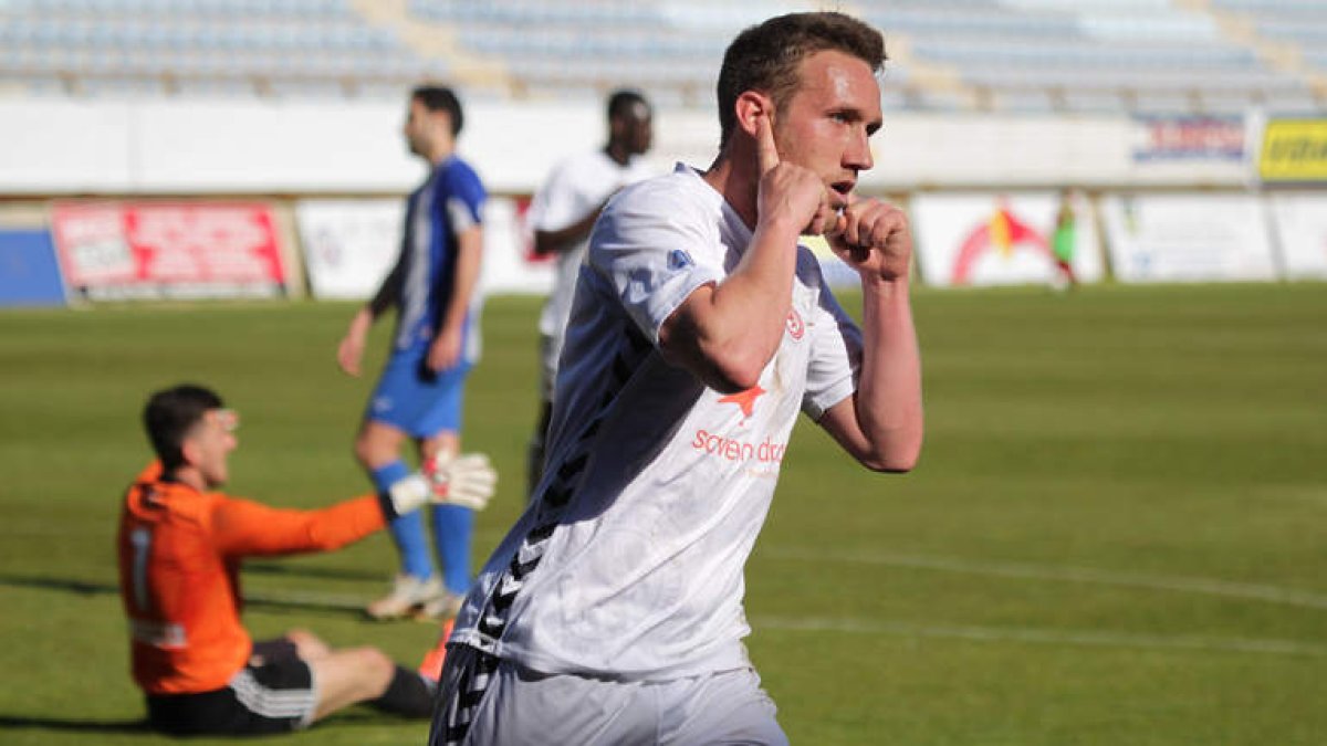 Isaac Aketxe celebra el segundo gol del partido frente al Izarra, con sus dedos índices tapándose ambos oídos. SECUNDINO PÉREZ