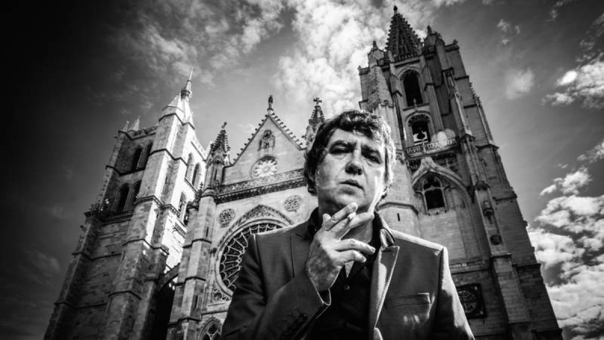 El escritor leonés Vicente Muñoz ante la Catedral de León en una foto que forma parte de un documental sobre escritores ‘underground’.