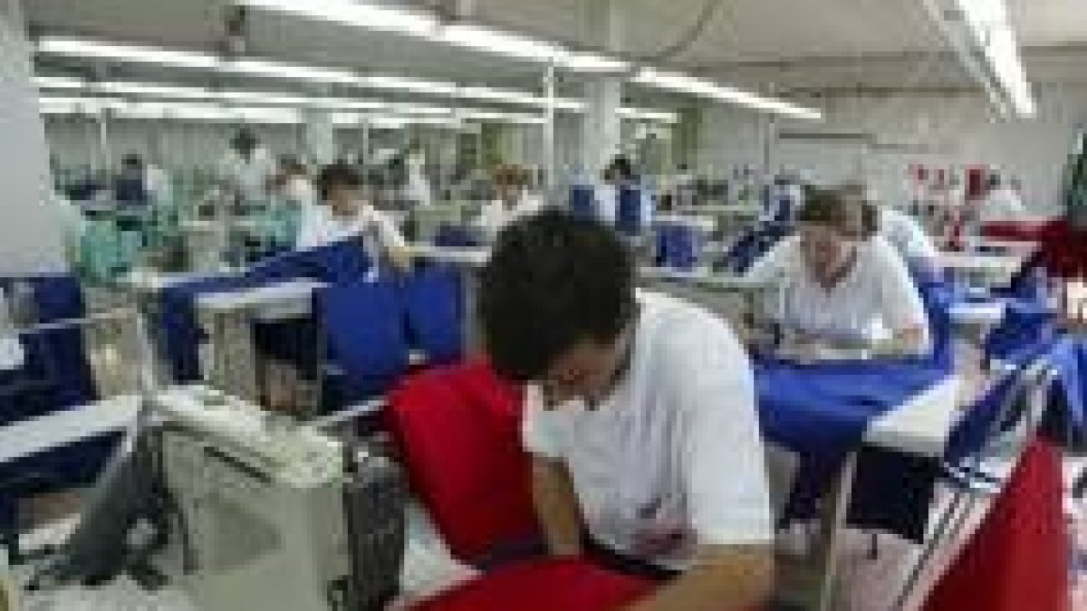 Imagen de un grupo de trabajadores en una factoría leonesa del sector textil