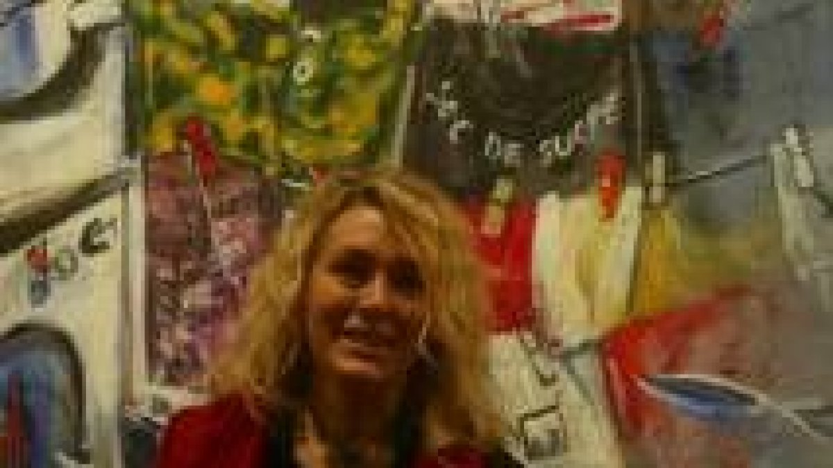 La catalana Laura Iniesta posa en la galería Sharon Art junto a una de sus obras