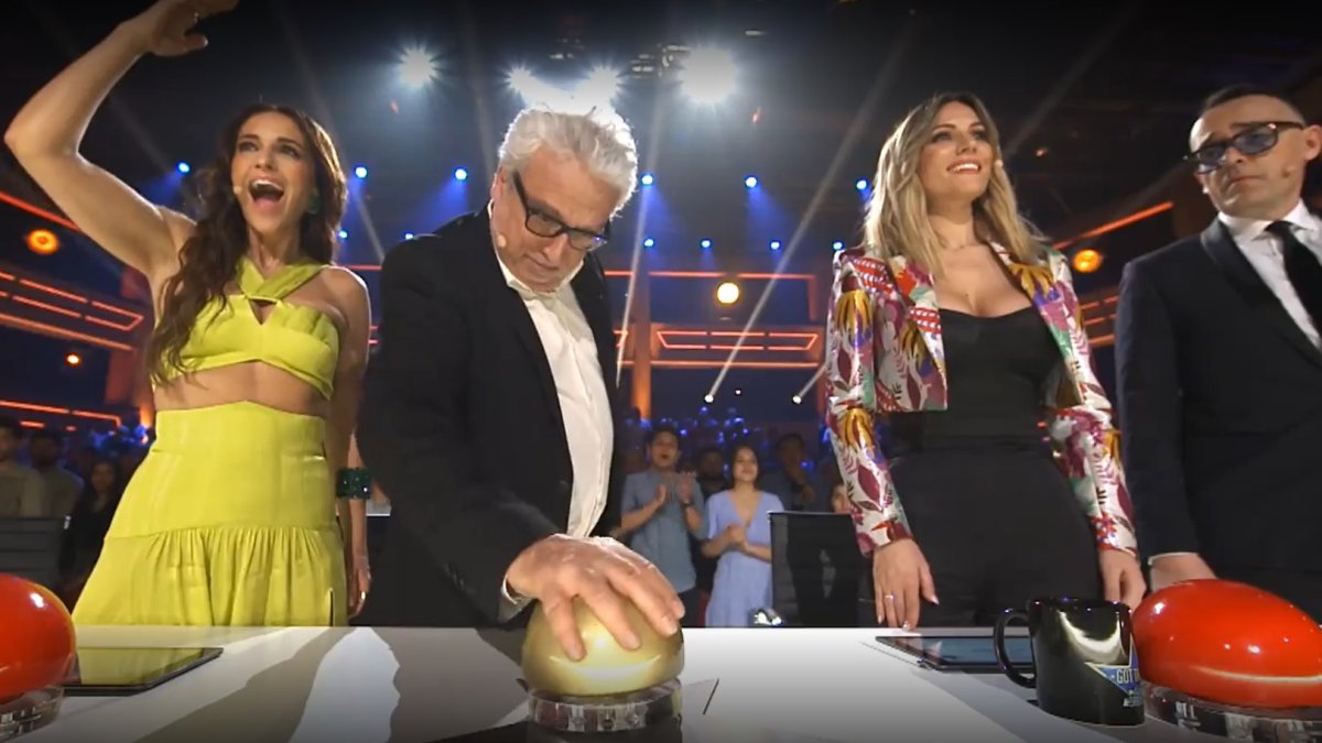 Momento en el que el leonés Leo Harlem pulsa el botón dorado que llevan a a la final a las 'Bello Sisters'. TELECINCO