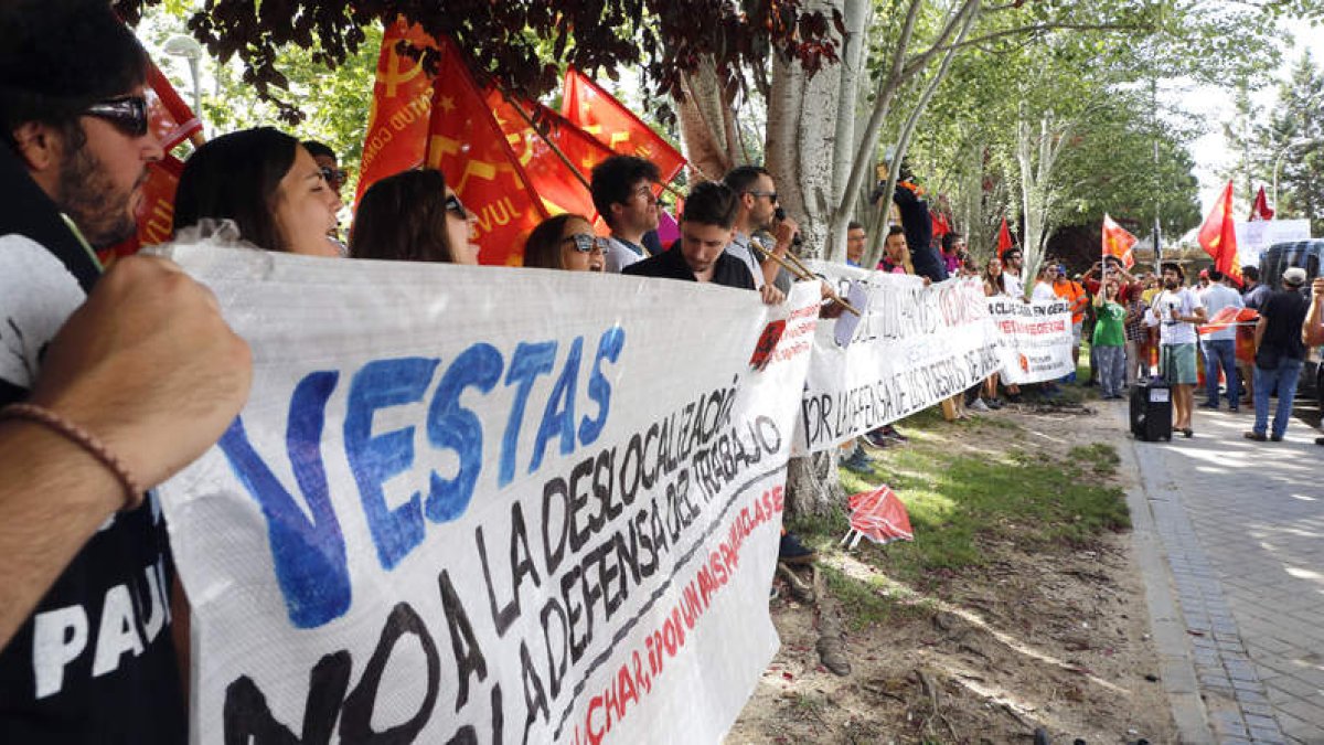 Los trabajadores de Vestas, durante su protesta en Madrid el jueves ante la sede central de la compañía. RAQUEL P. VIECO