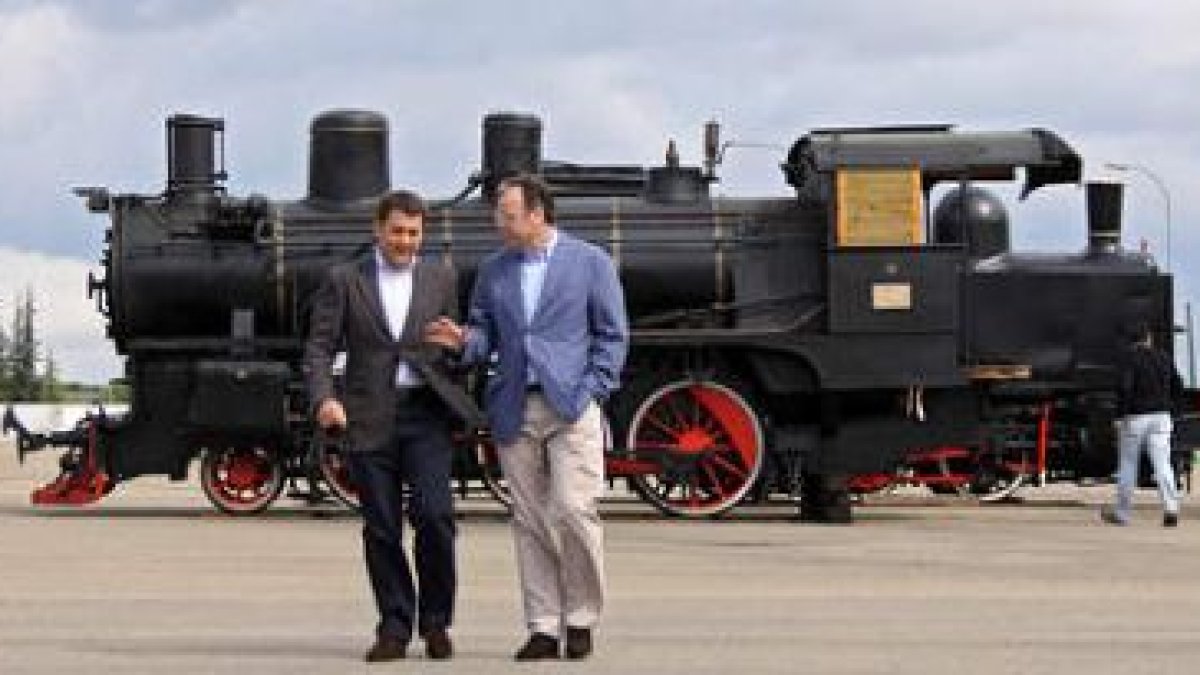 Antonio Silván, y Carlos López Riesco, vieron en Ardoncino el estado de la Locomotora 31.