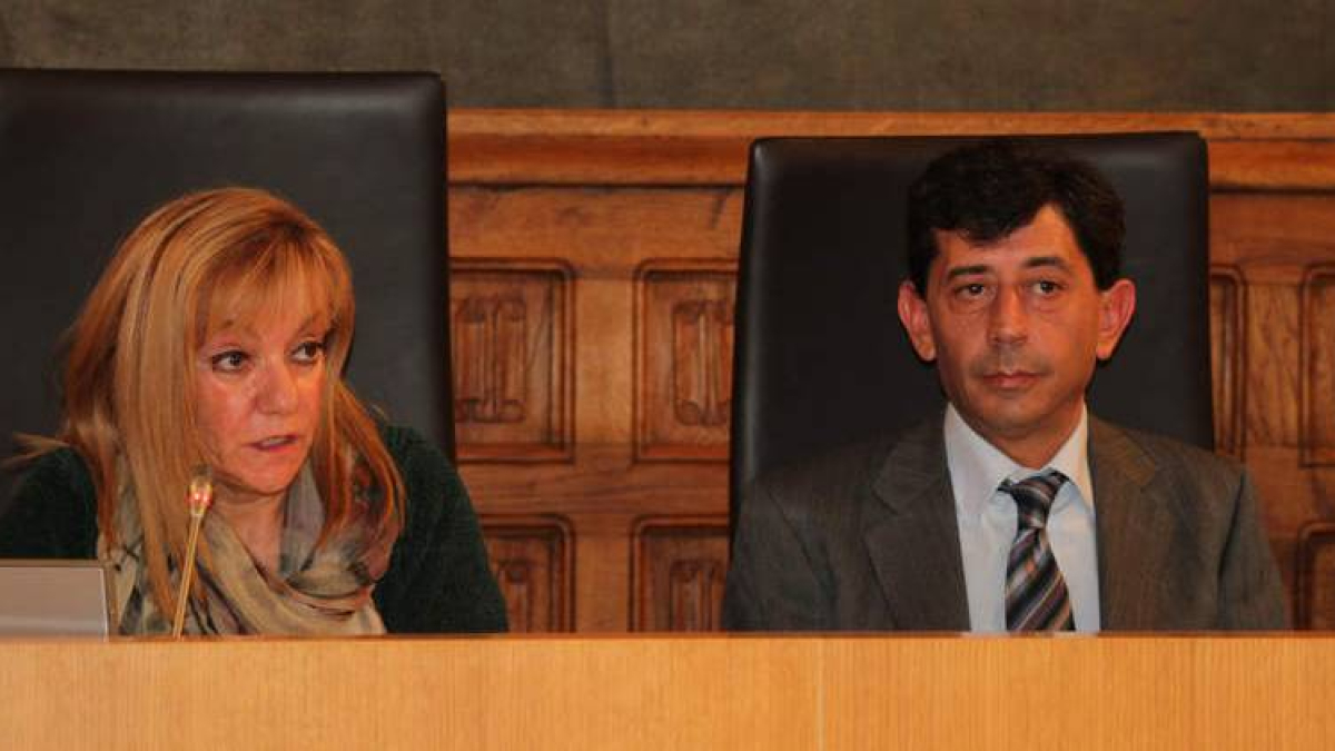 Un momento de la intervención de Carrasco ante el Pleno; a su lado, Jaime González.