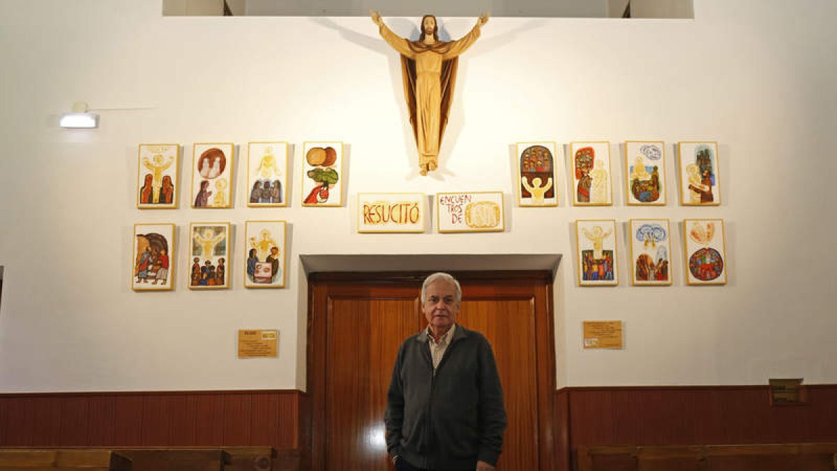 El párroco de San Antonio de Padua, Junajo Ruiz, posa deleante del ‘Via Lucis’ de Cerezo Barredo. FERNANDO OTERO