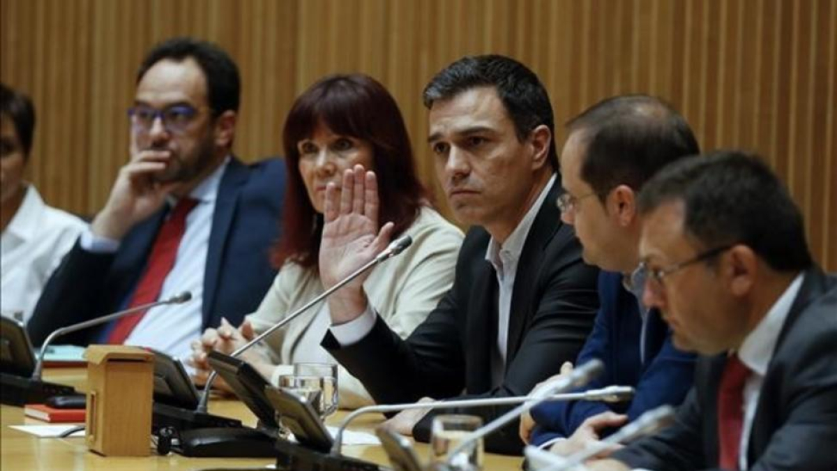 El líder del PSOE, Pedro Sanchez, en la reunión con sus diputados y senadores de este martes en el Congreso.