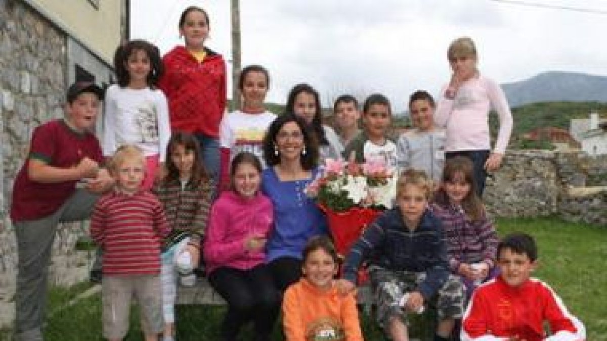 El grupo de alumnos del colegio de Puebla de Lillo, con la profesora Yolanda Díez, ayer tarde.