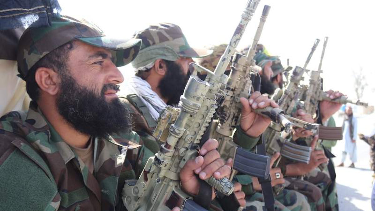 Combatientes talibanes forman con sus armas en Kandahar. STRINGER