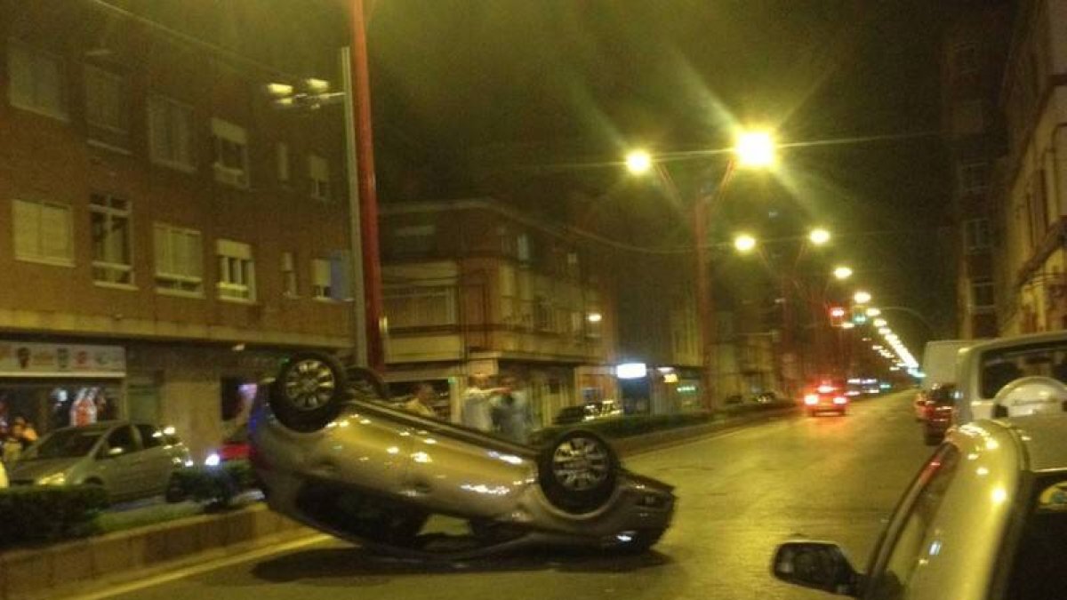 El coche volcado en la calle Miguel Castaño