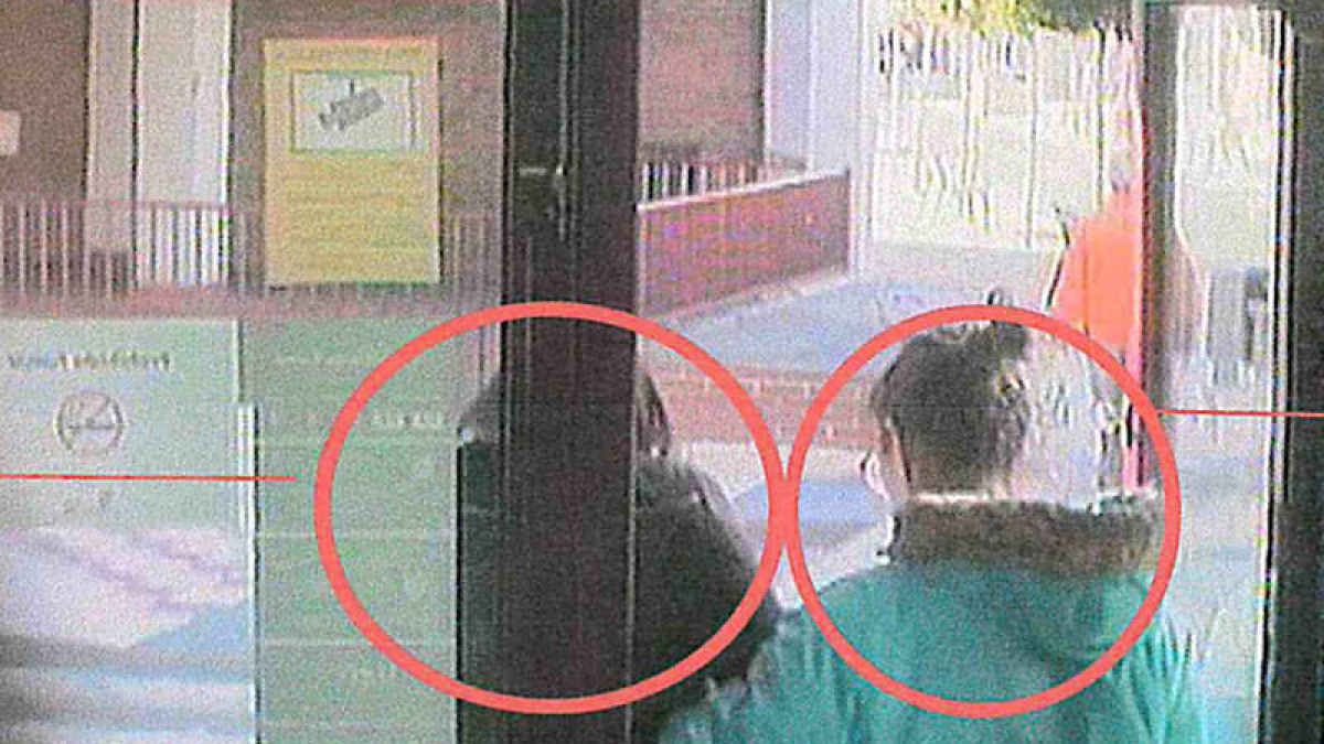 Fotograma de la investigación, con la última víctima a la izquierda y la acusada a la derecha. DL