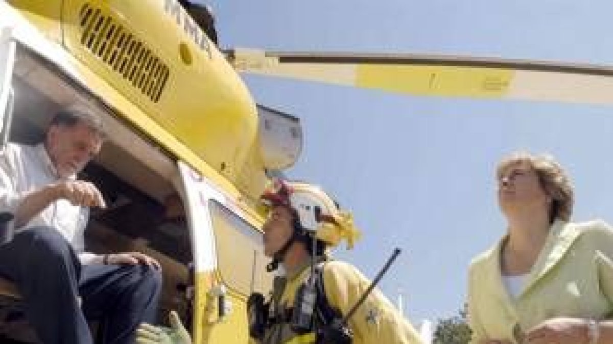 El delegado del Gobierno y la vicepresidenta de la Junta en la nueva base contra incendios