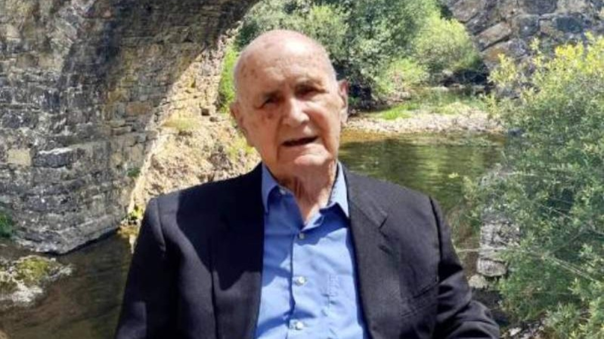 Ángel Tejerina, durante una visita a Las Salas, bajo el puente de Salamón. DL