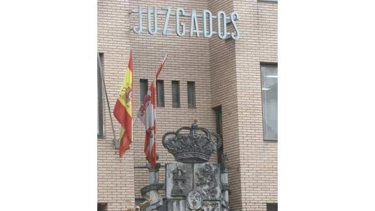 Fachada principal de los juzgados de Ponferrada