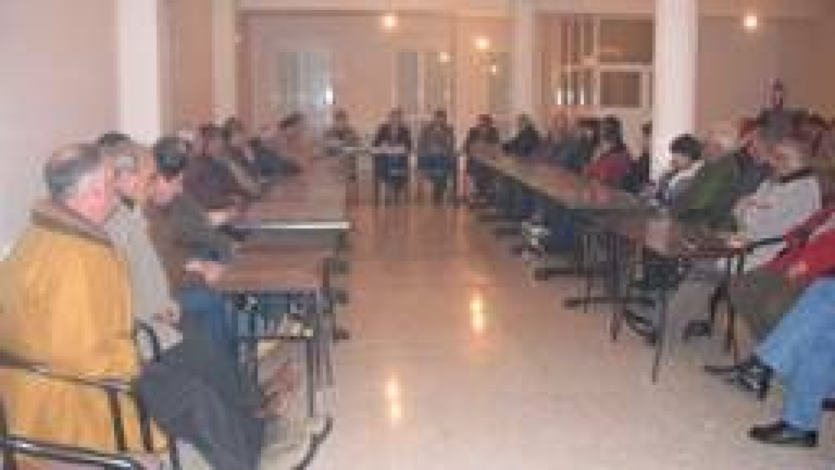 Un momento de la reunión, que se celebró anoche en Valdefuentes del Páramo