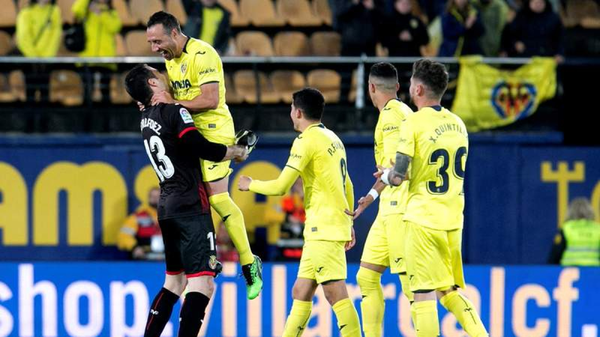 Los jugadores del Villarreal celebran una victoria que les acerca a la permanencia. DOMENECH CASTELLÓ