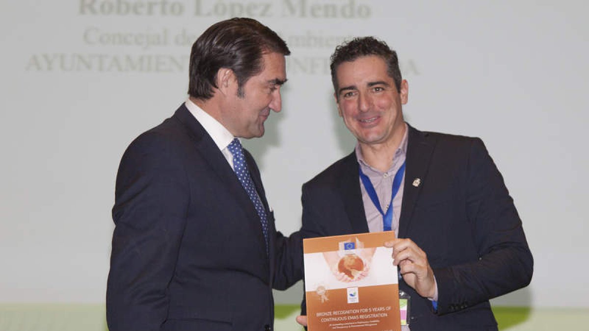 Juan Carlos Suárez Quiñones entregó el distintivo al concejal Roberto Mendo en Valladolid. DL