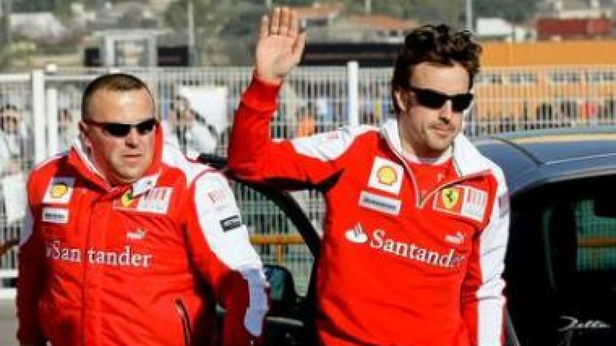 Fernando Alonso saluda a los aficionados a su llegada al circuito valenciano de Cheste.