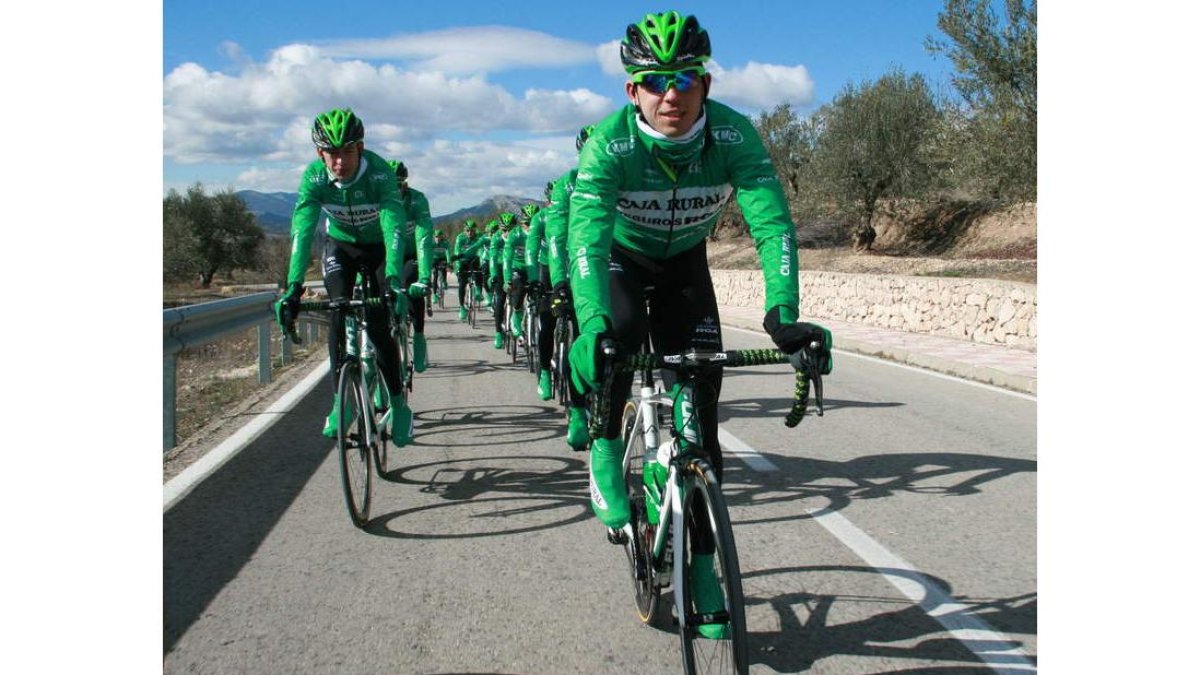 Miguel Ángel Benito encabeza el grupo de entrenamiento del Caja Rural en Benidorm.