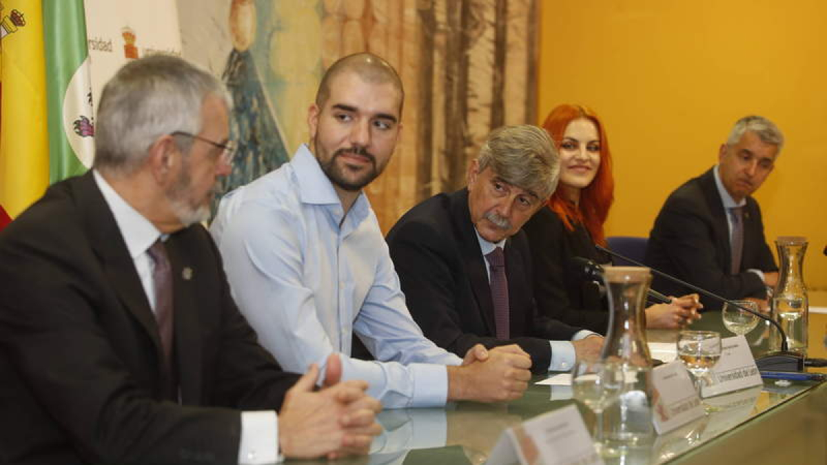 Antonio Laborda, Pablo Álvarez, Juan Francisco García Marín, Sara García y Joaquín Barreiro, ayer en el Rectorado de la Universidad. RAMIRO
