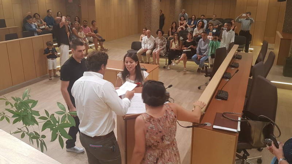 El alcalde, Manuel García, casó a Paula Baños y Jon Romero en el salón de Plenos el pasado lunes. DL