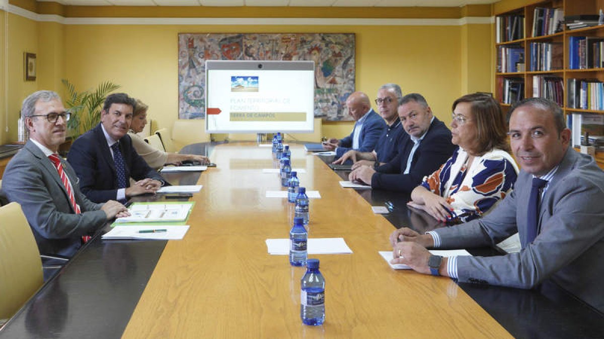 Un momento de la reunión celebrada ayer en Valladolid. DL