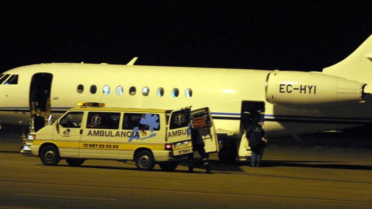 Efectivos sanitarios recogen en el aeropuerto varios órganos.