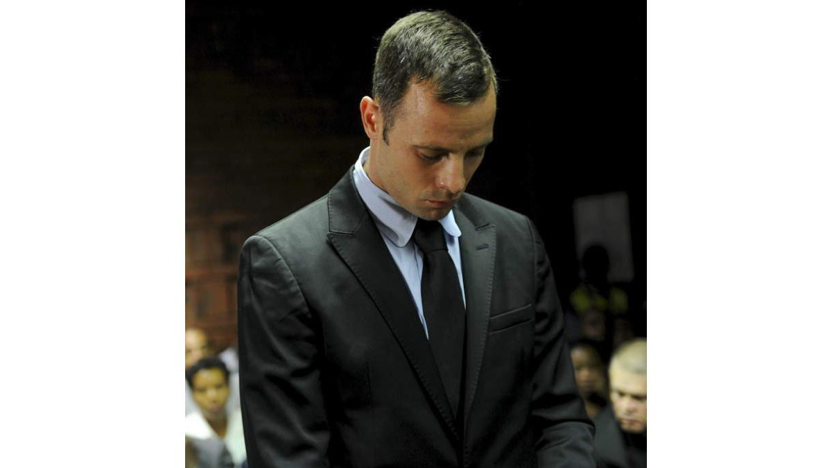 Pistorius, cabizbajo y con gesto serio, en la vista de ayer.