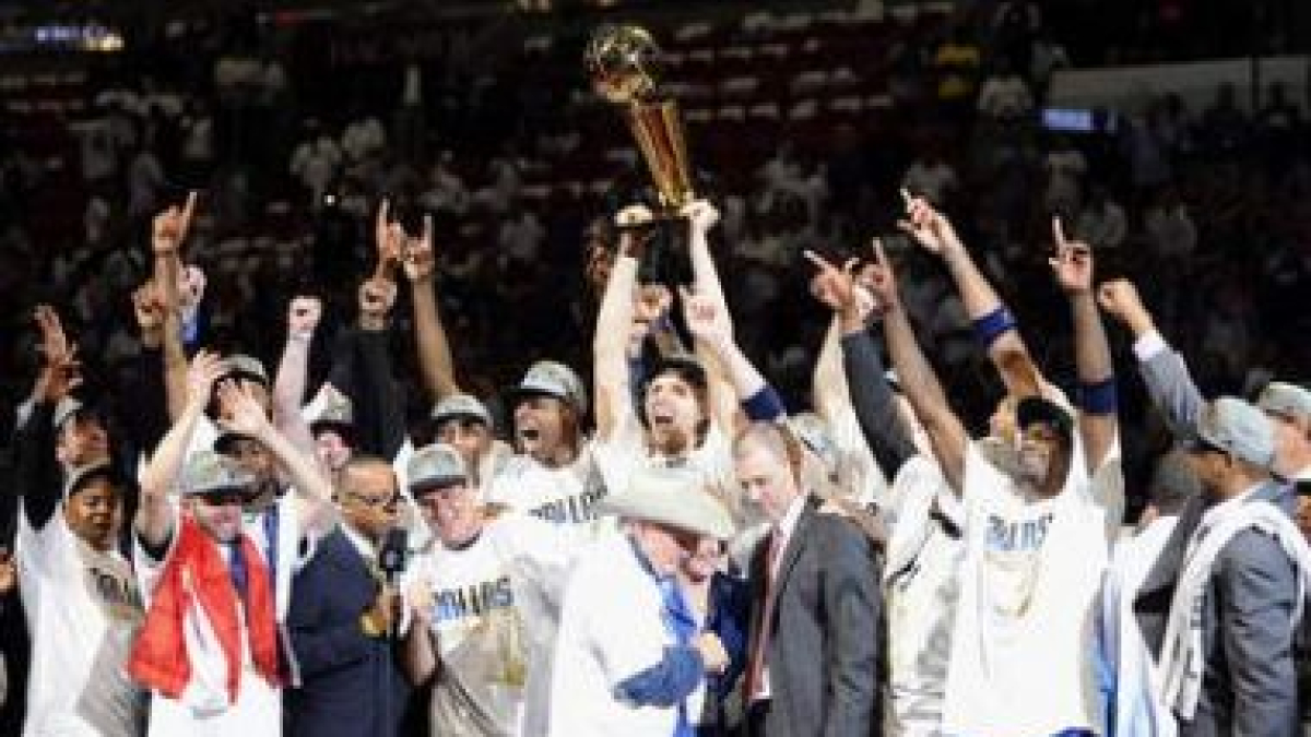 Barea, segundo por la izquierda con una bandera, celebra en el Airlines Center el título de campeón