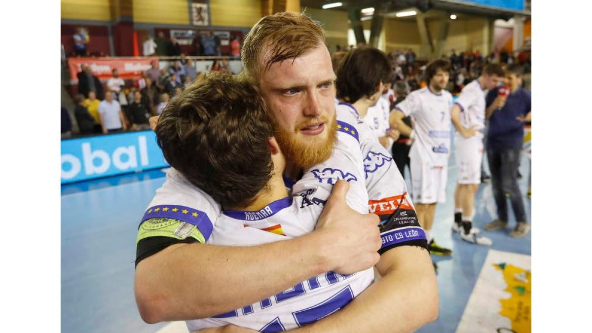 Piñeiro se abraza a Gonzalo tras disputar su último partido en León con el Ademar. JESÚS F. SALVADORES