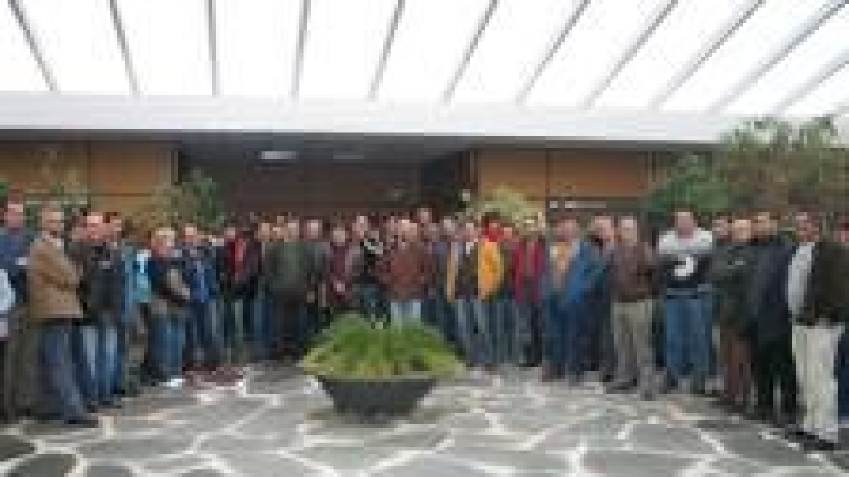 Los 108 trabajadores de Enervisa y Picos de Europa tras iniciar el encierro en la mañana de ayer